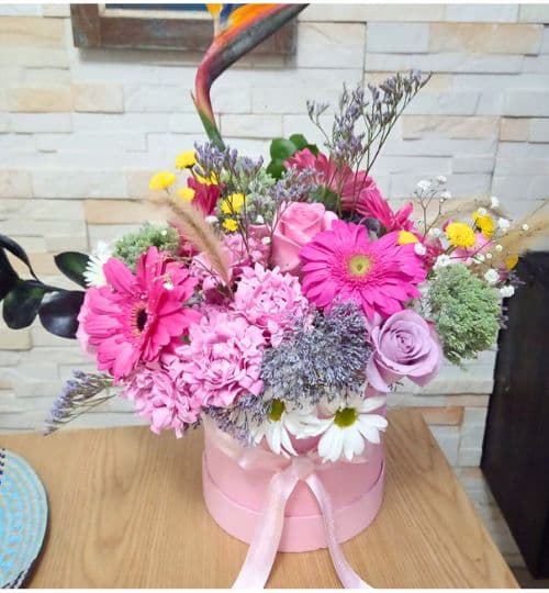 Caja floral con ave del paraiso, gerberas y rosas